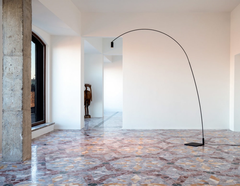 Cylinder-shaped lamp with long adjustable base in black metal