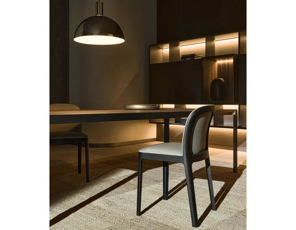 Añade sofisticación a tu comedor con estas elegantes sillas de roble negro y tapizadas en beige claro.