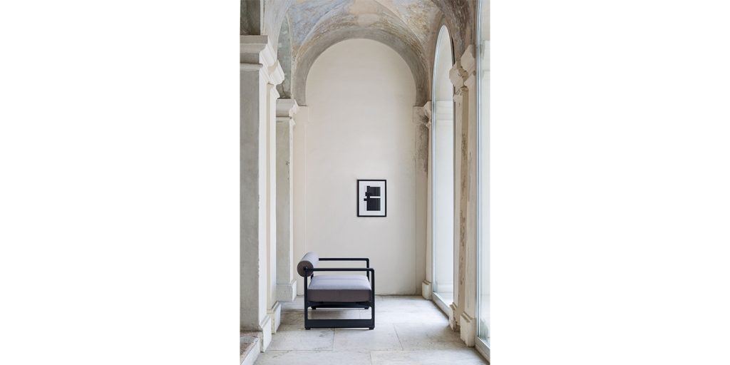 sofa made of gray fabric in its two parts and metal bases in a living room