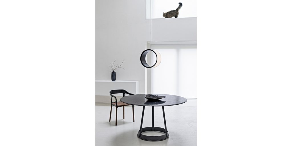 side table in a circular shape made of marble and a metal base of the same tone in a living room