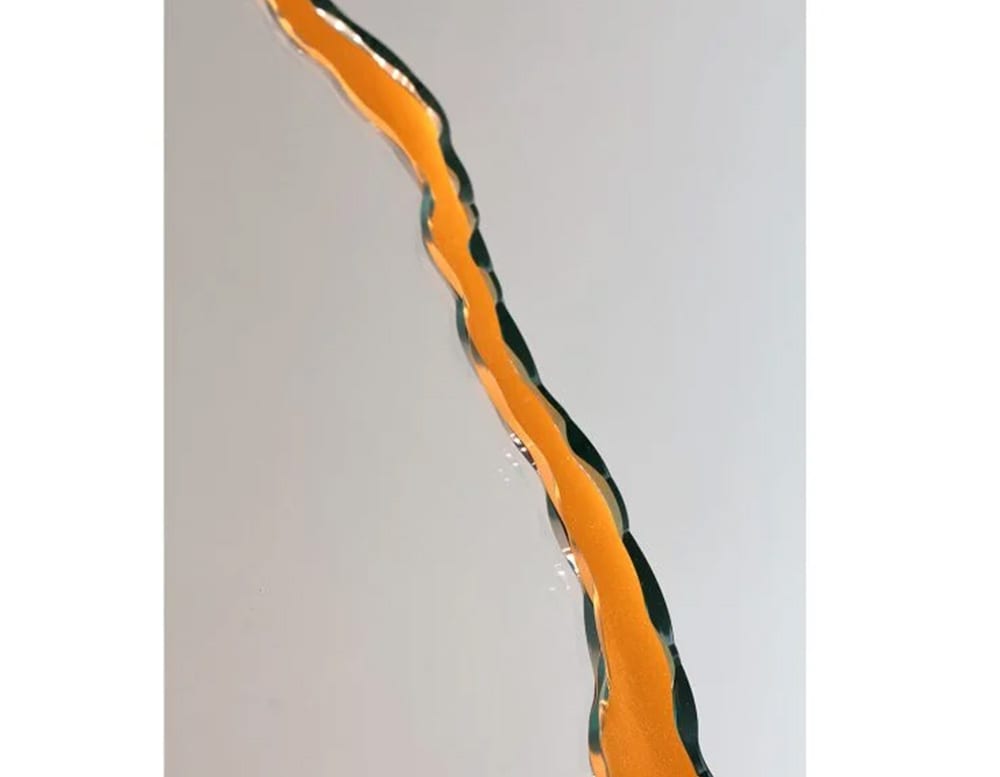 With a line that stands out in bright copper color