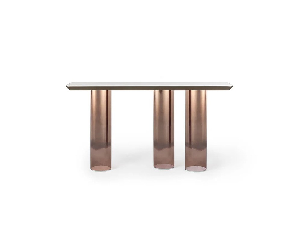 auxiliary table made of brass with three axes, shiny in a rosewood tone on a white background
