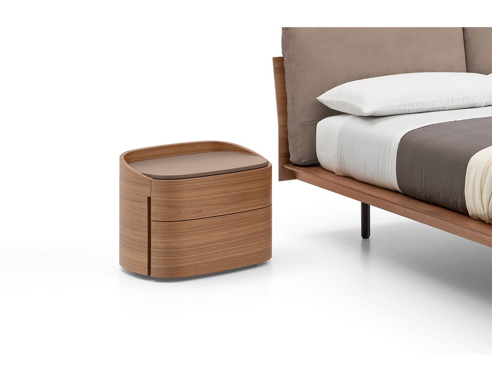 Mesita de noche ligera fabricada en madera y acabada en mate o brillo.