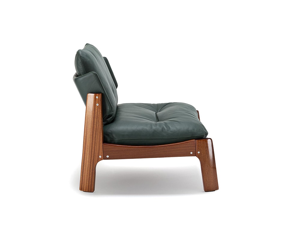 armchair with side bases in light brown wood and green leather on its padding.