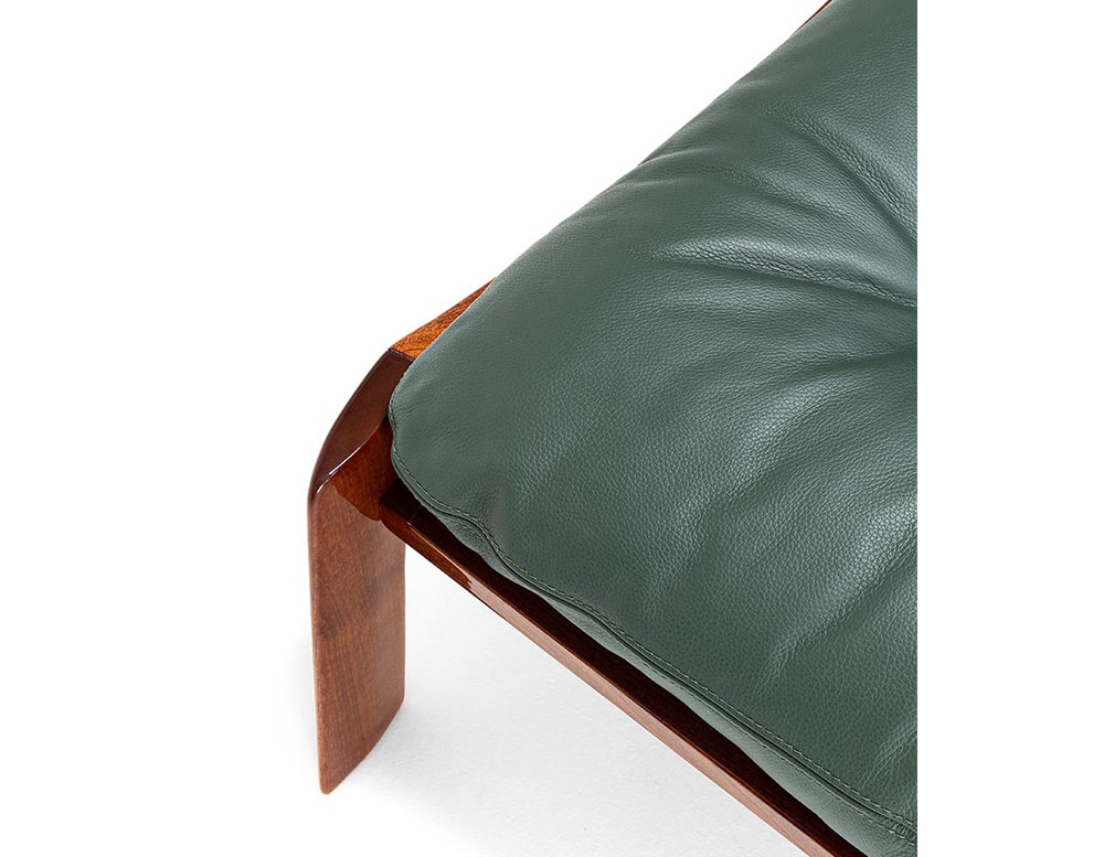 removable chairs upholstered with dark green leather on their padding.