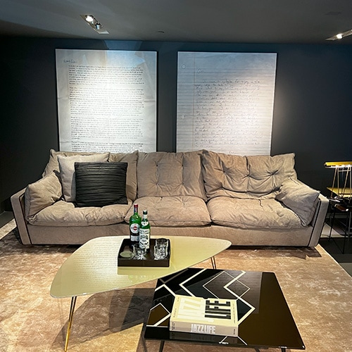 Sofa with a classic and sophisticated shape that hugs you like a nest