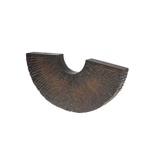 Sculptural accessory with a half-moon shape in textured dark finish. Its balanced form highlights artisanal craftsmanship, blending geometric simplicity with bold character. Ideal as a statement piece in modern interiors.