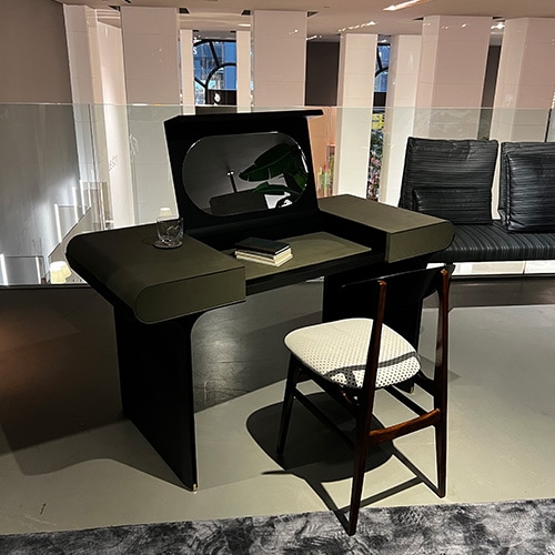 Desk and dressing table with folding top and mirror, made on a wooden base and covered in green leather.