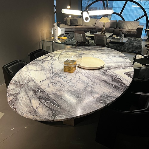 dining table made of black steel and a top in tones such as gray, white and black