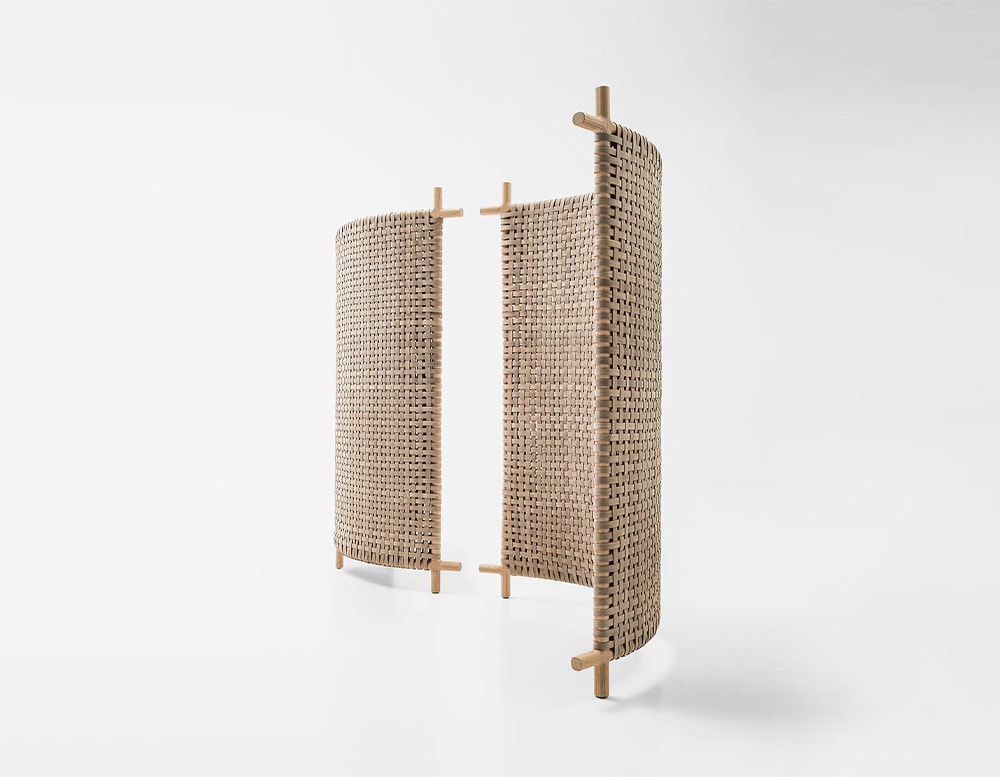 Wood-colored curved screen made of natural sassafras heartwood with plastic spacers