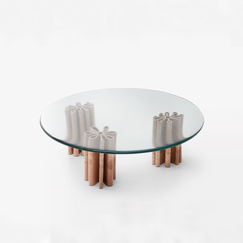 Side table made of flower-shaped majolica base and thick transparent glass support