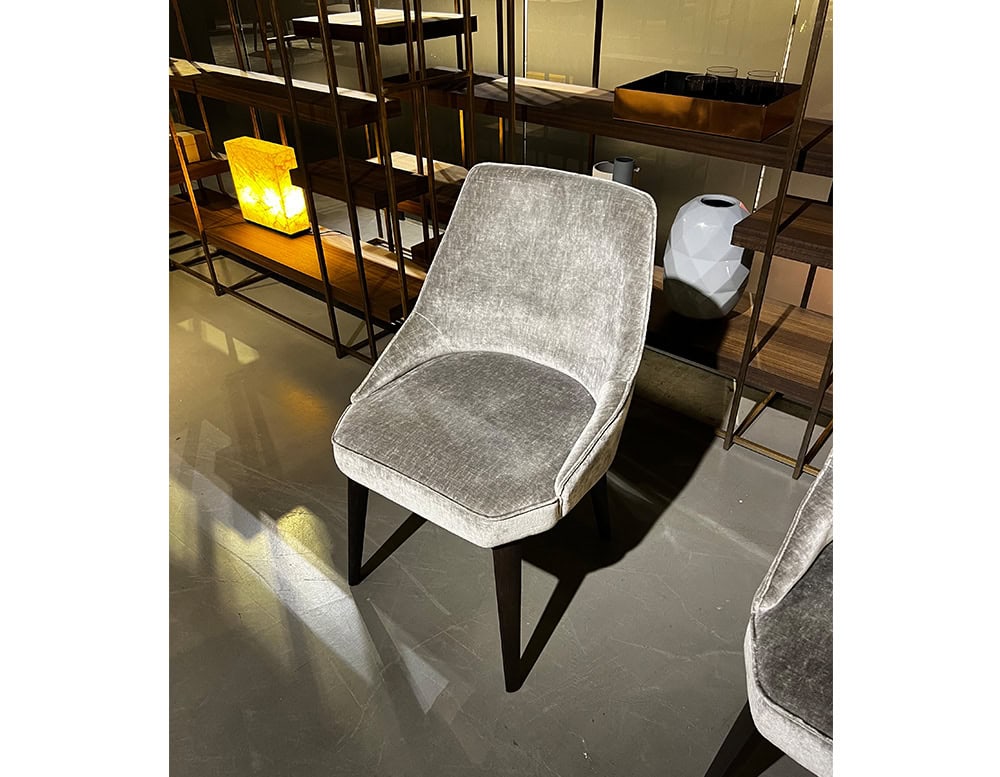 disp_Hen_Is_A_Dining_Chair_001