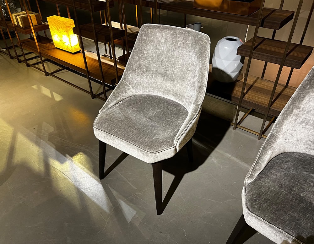 disp_Hen_Is_A_Dining_Chair_002