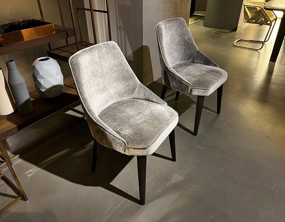 disp_Hen_Is_A_Dining_Chair_003