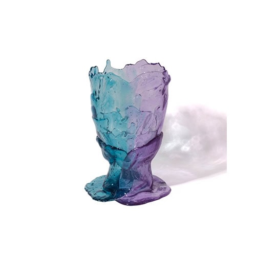 Cors Twins Vase. Right side in mordao and left side in translucent blue on a white background.