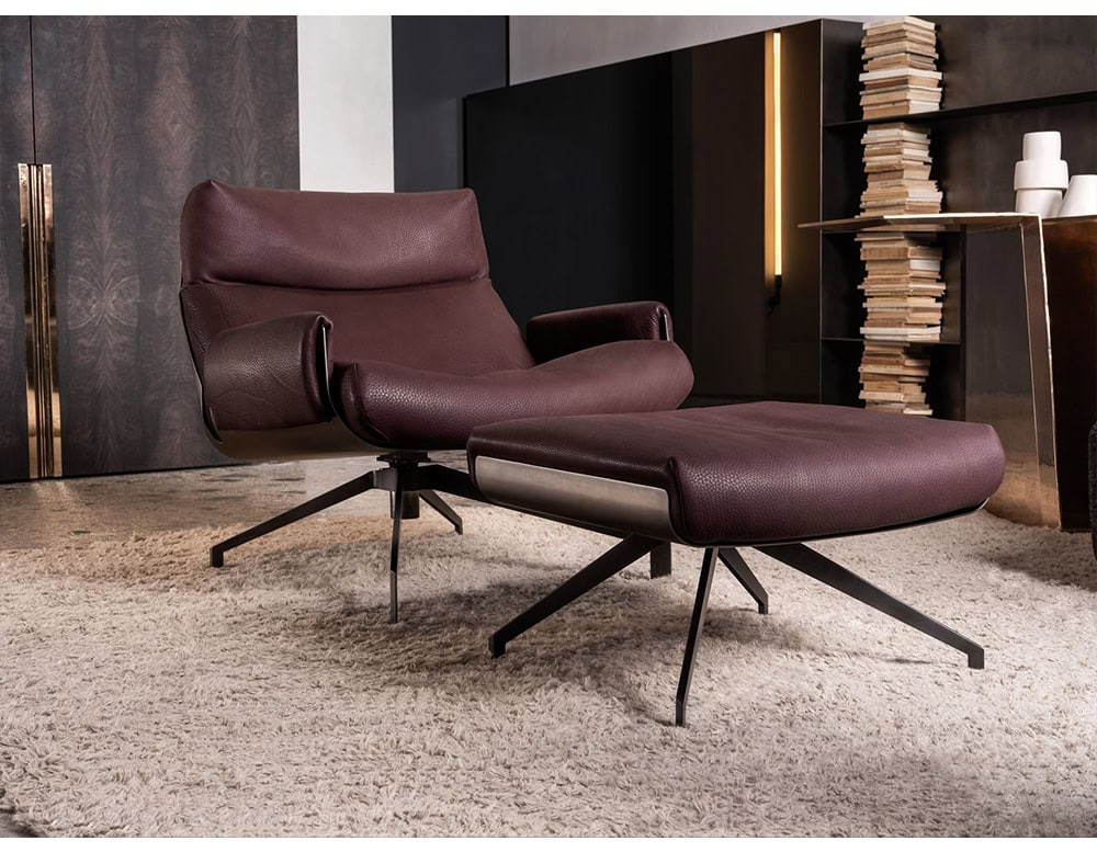 Hen club char in brown leather with metal legs on a living room setting