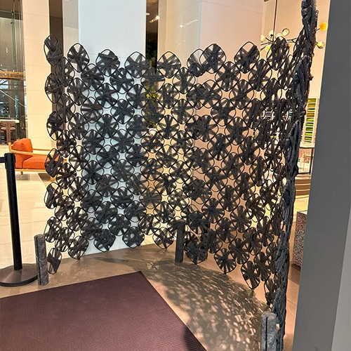 PL Rota Screen Blue features interconnected circular elements with petal-like geometry. Its openwork design creates dynamic visual flow, offering both division and translucency in architectural space.