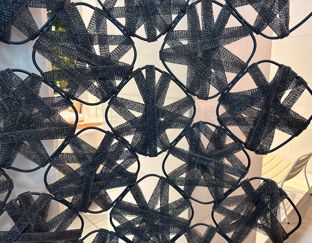 PL Rota Screen Blue introduces a fluid composition of woven circular elements in a dark blue palette. It provides a sculptural visual divide, ideal for modern interiors that seek both form and spatial rhythm.