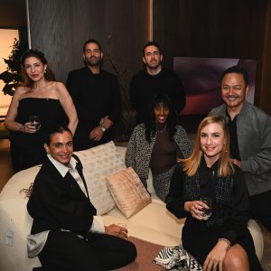 Guests gather comfortably on the showroom’s sleek seating, enjoying drinks and easy conversation as the evening’s design-driven atmosphere brings everyone together.