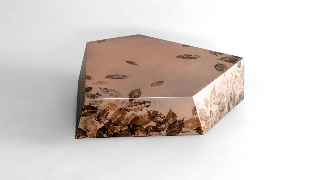 This low table features a faceted geometric form in translucent resin with preserved leaves and botanical fragments. Its sculptural profile and layered organic textures create depth, balancing natural beauty with contemporary design.